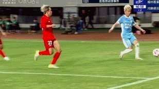 杨明洋铲人引发争议 裁判出示黄牌遭申诉