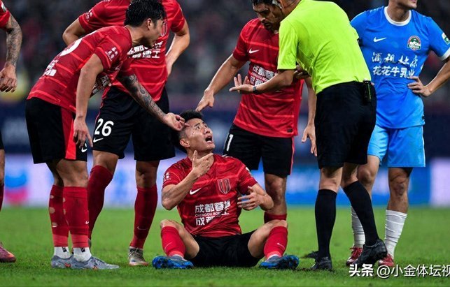 杨明洋铲倒纳萨里奥，裁判出示黄牌