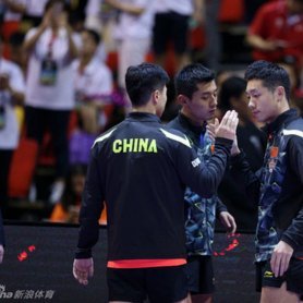 张伯霖赛后发合照：三叉戟
