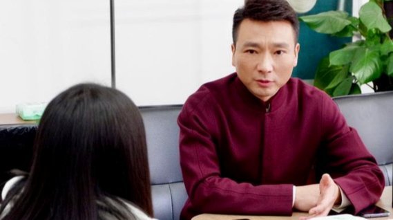 声音错位：解说员与播音员的荒诞连线