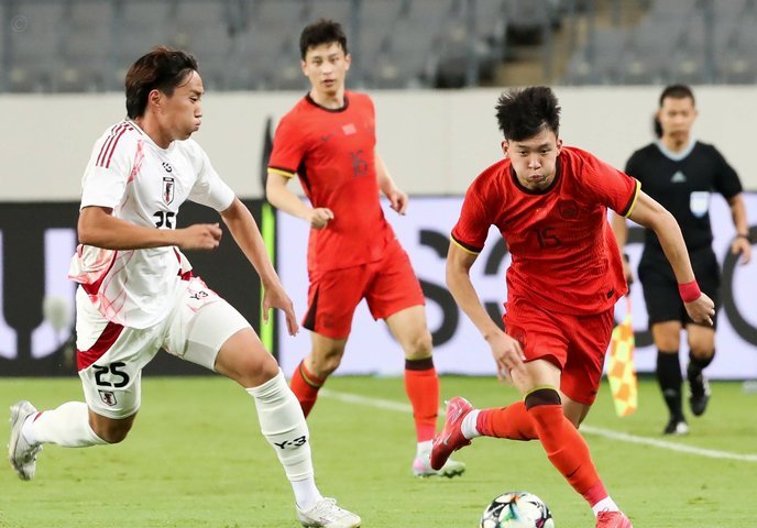 日本足球也就最后这一届了，以后就越来越次了，中国队越来越好，日本韩国已经显露出衰落的势头了