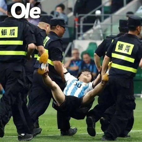 上海阿根廷球迷种族歧视被警方带走！被骂的黑人小哥：又不是国足输球