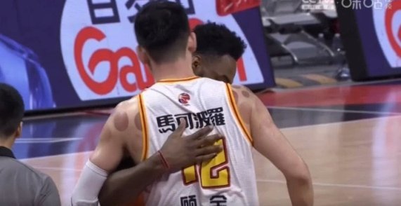 巴甲球员庆祝摔倒，进球无效