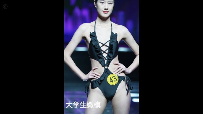 Nice！卡里乌斯妻子穿紧身黄色泳衣，展现曼妙身材