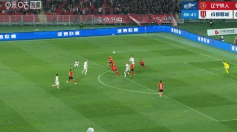 蓉城定位球打出战术，杨明洋跟进的头球击中横梁