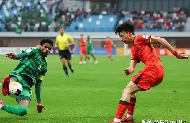 毛伟杰单刀机会，被泰国球员抢先解围出底线